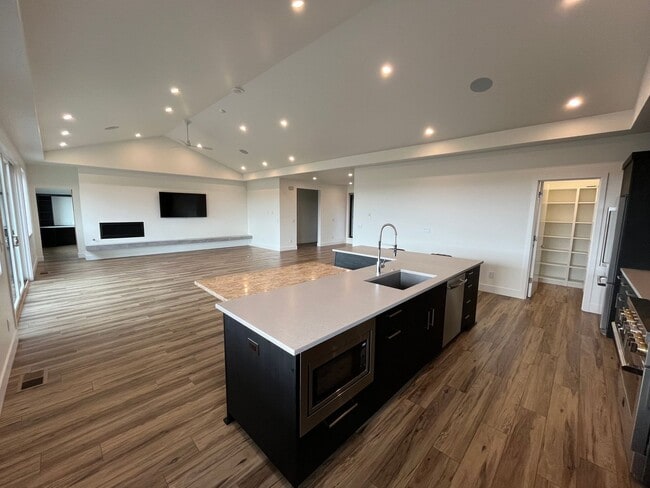 Building Photo - Gorgeous Tetherow 4 Bedroom + Office