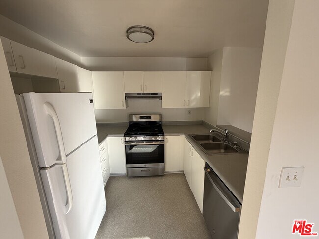 Building Photo - 326 S Manhattan Pl