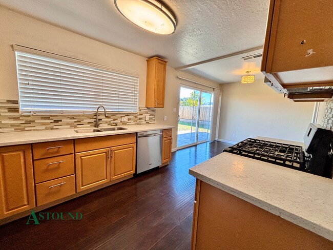 Building Photo - 2742 Broadmoor Ave