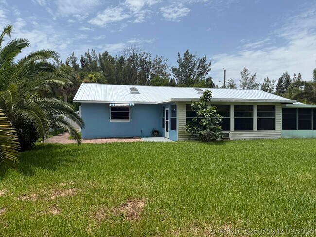 Building Photo - 1916 Coconut Dr