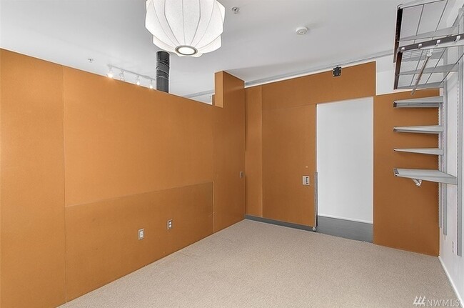 Building Photo - Large Updated Capitol Hill 1bd 1bath Condo...