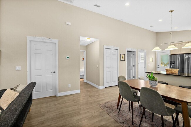 Building Photo - 104 Cedar St