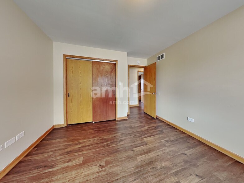 Building Photo - 2113 Cumberland Dr