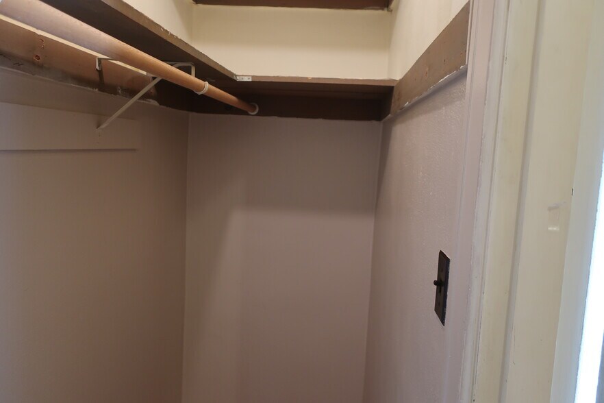 Building Photo - 527 Yakima St