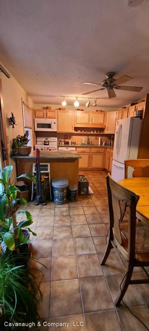 Building Photo - 3 br, 1.5 bath House - 890 Long Hill Road