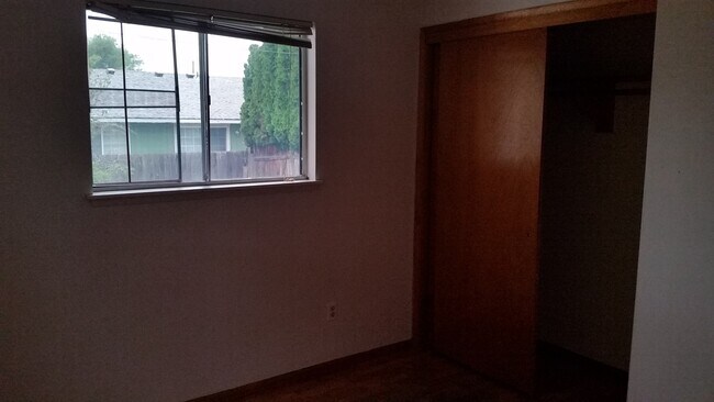 Building Photo - b1810