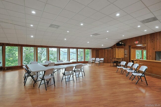 Building Photo - 121 Coachlight Square
