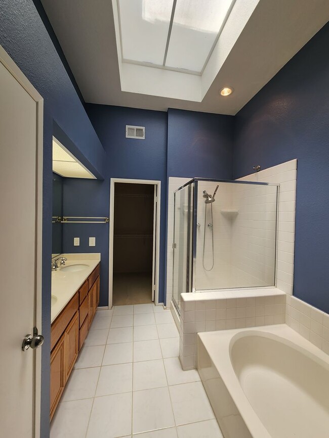 Building Photo - Gorgeous & Spacious 3Bd/2.5Ba, 1,679 SqFt, 2-story Condo - Central A/C & heat, Washer/Dryer - 2 C...