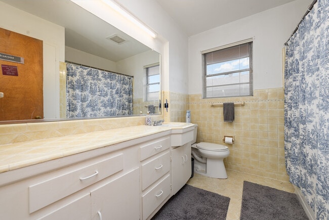 Building Photo - 6525 E Mockingbird Ln