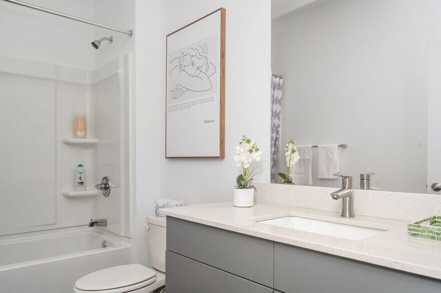 Building Photo - 542 Boulevard NE