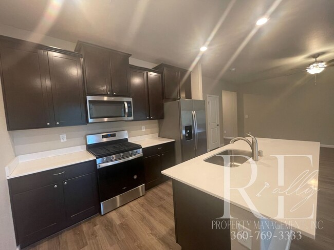 Building Photo - Spacious 4 Bedroom In Prime Location!
