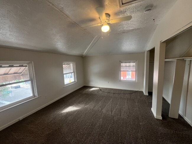 Building Photo - Spacious 3-Bed Apartment - Off-Street Park...