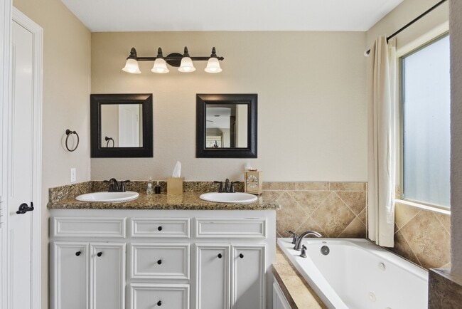 Building Photo - 102 Golfview Ct