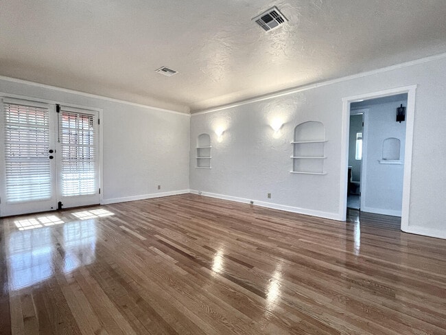 Building Photo - 402 E Baltimore Dr