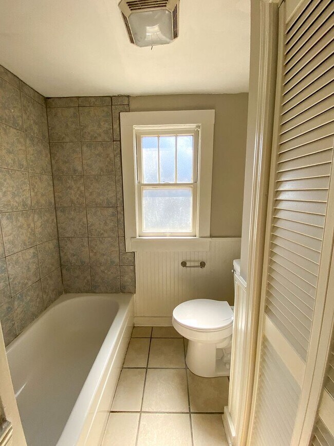 Building Photo - UPDATED 2 BD 1 BA NEAR