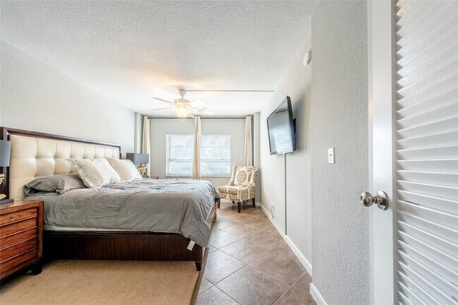 Building Photo - 1831 NE 38th St