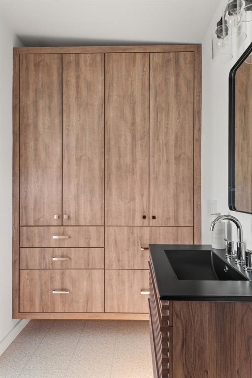 Building Photo - 870 Carver St