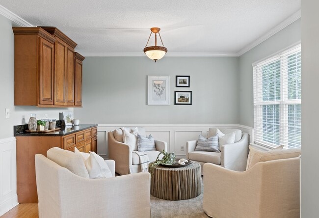 Building Photo - MOVE IN SPECIAL! 1/2 off first months rent. 4 bedroom 2.5 bath house with lawncare, internet and ...