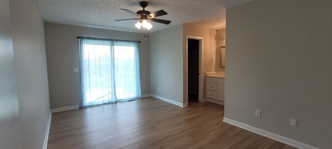 Building Photo - Clean 3 bedrooms, 2 baths, single garage w/remote control, and fenced yard!!