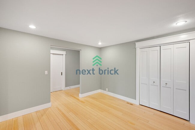 Building Photo - 3 BED & 2 BATH SINGLE FAMILY HOUSE WITH A ...