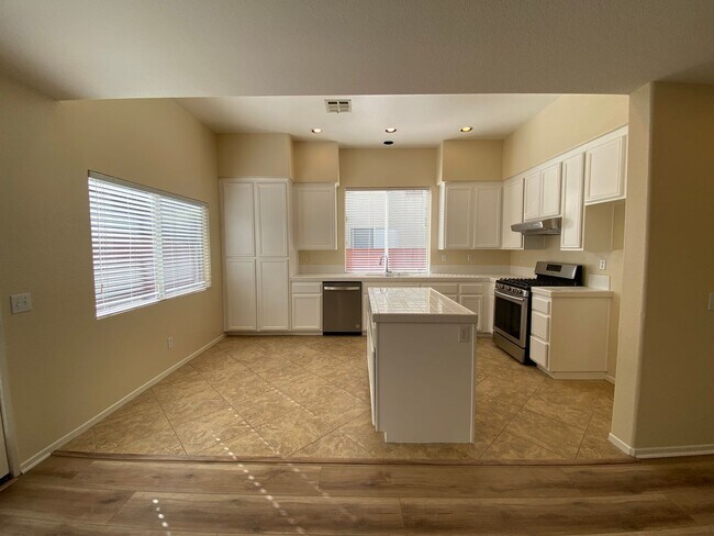 Building Photo - Beautiful Spacious 3BR/2.5BA Located in the Ivey Glenn Community!!