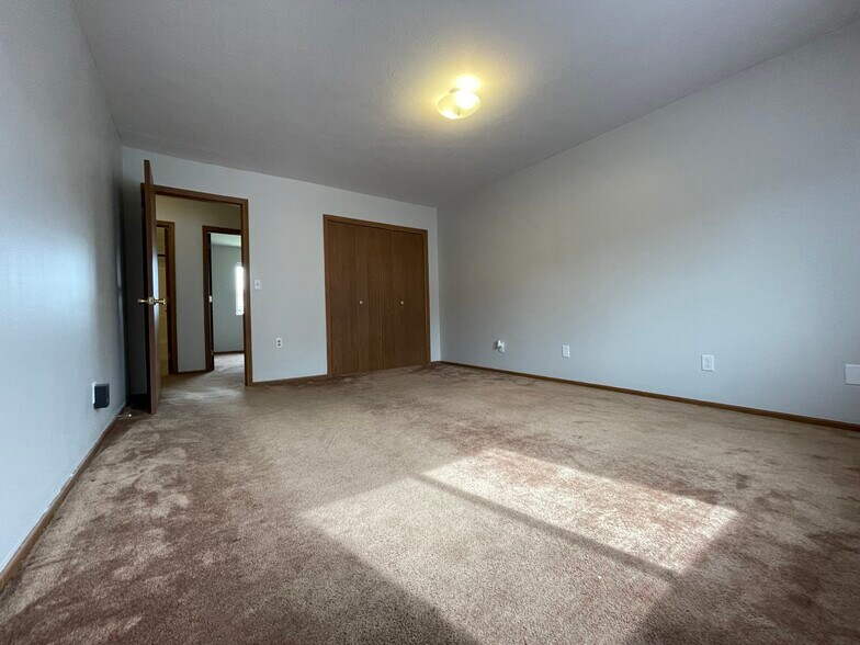 Building Photo - 1831 Cloveridge Dr