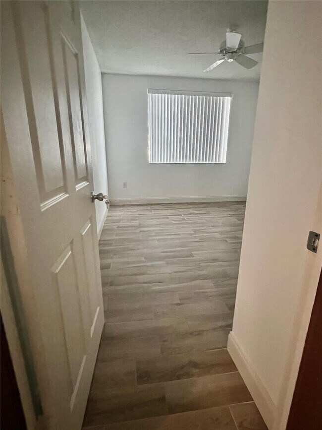 Building Photo - 8060 N Nob Hill Rd