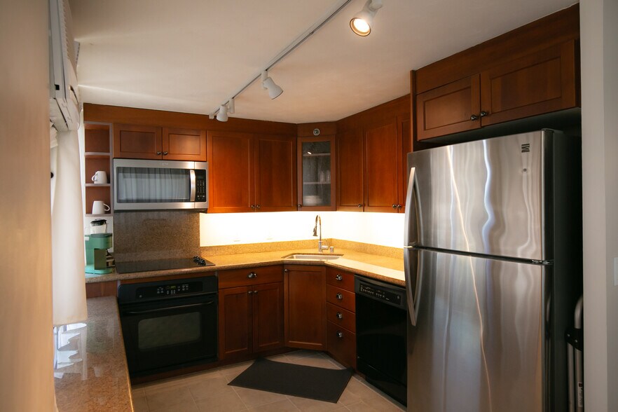 Building Photo - 343 Hobron Ln