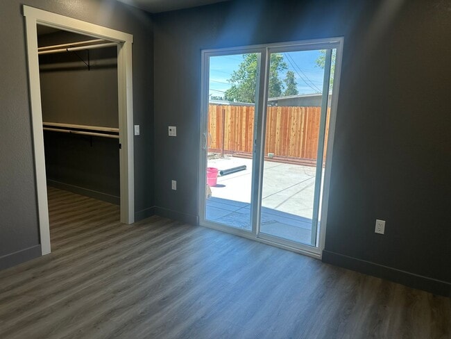 Building Photo - 3 Bedrom 2 Bath Duplex Fully Renovated