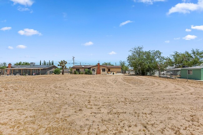 Building Photo - 15073 Mojave St