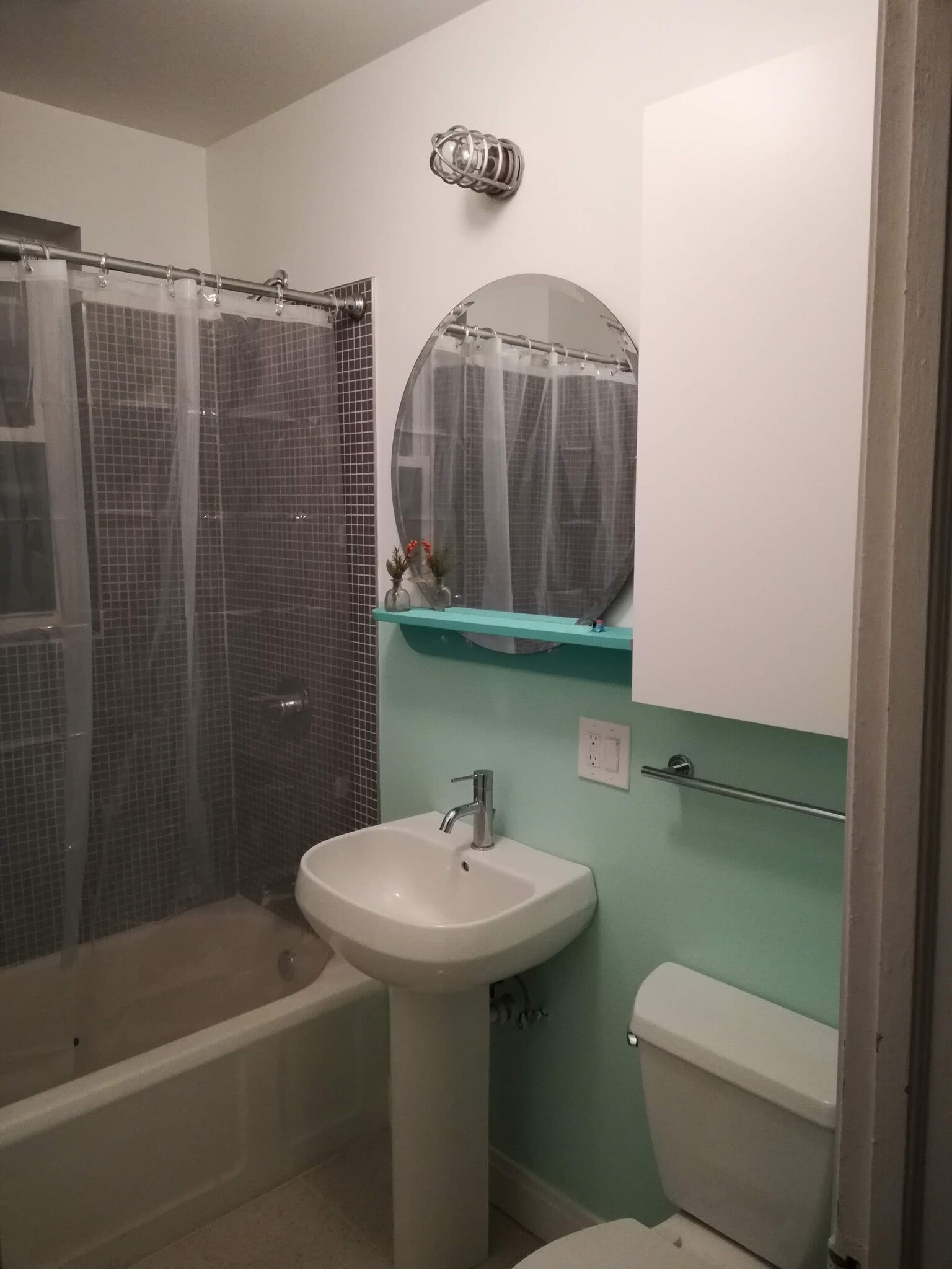 Bathroom - 1500 N Artesian Ave
