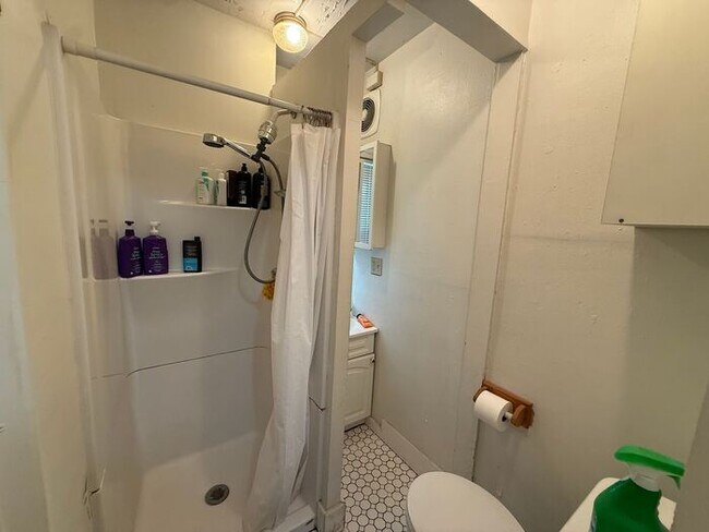 Building Photo - $2,800 | 4 Bedroom, 2 Bathroom House | NO ...