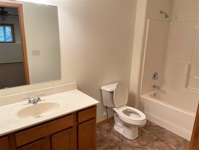 Building Photo - 623 S Cherry Ln