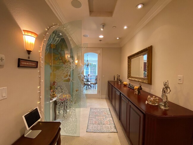 Building Photo - Gorgeous, Luxury and Furnished 3 bed 3 bat...