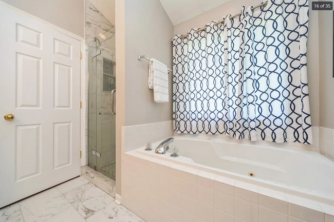 Building Photo - Desirable Clive Home with Easy Metro Access