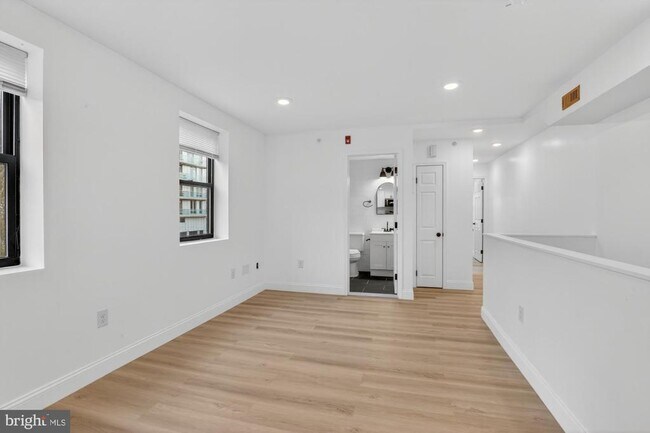 Building Photo - 712 N American St