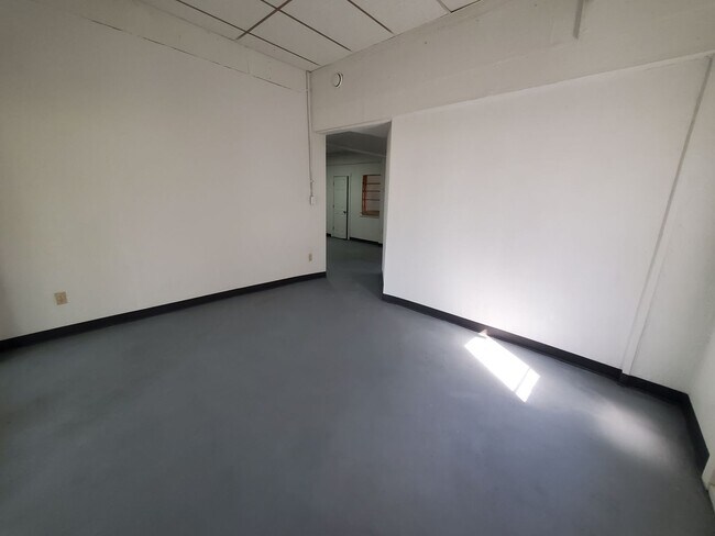 Building Photo - FOR RENT- Large UNIQUE open layout single ...