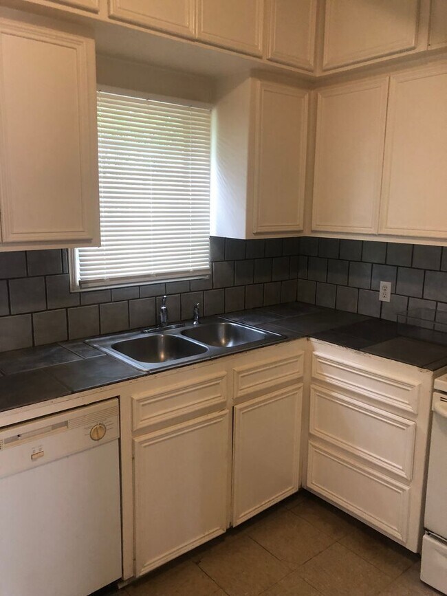 Building Photo - Charming Uptown Duplex in the Heart of Dow...