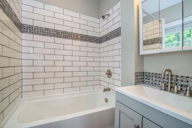 Building Photo - Spacious 4 Bedroom / 2 Bath Single-Family Home – Prime Location Near Downtown GR
