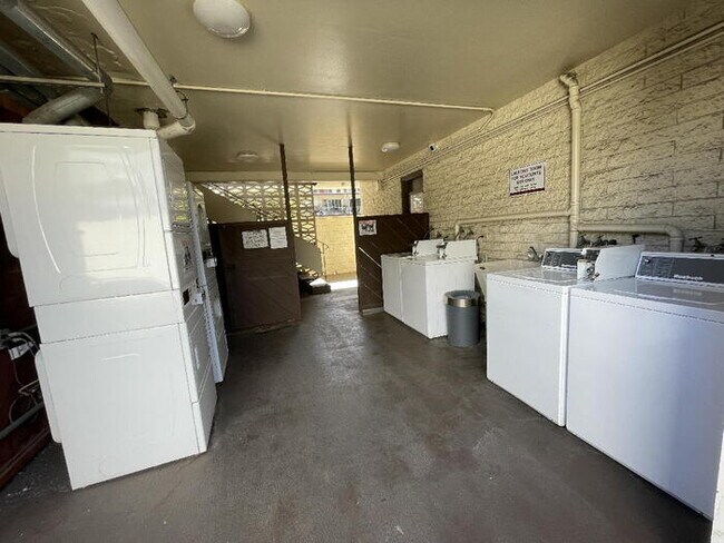 Building Photo - Hokulani Apts 1/1/1 pool, laundry