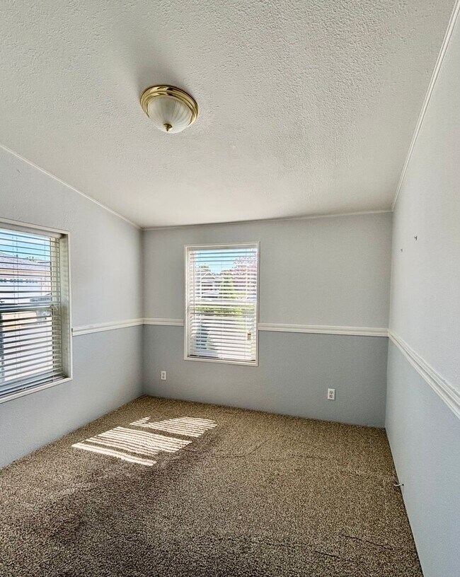 Building Photo - 2212 Lara Ln