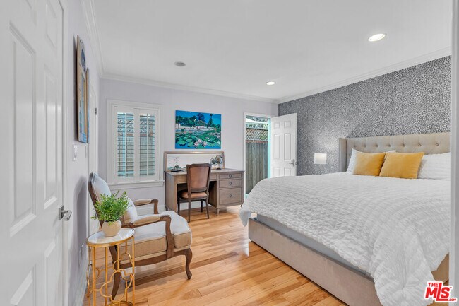 Building Photo - 326 N Doheny Dr