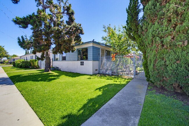 Building Photo - 4264 W Broadway