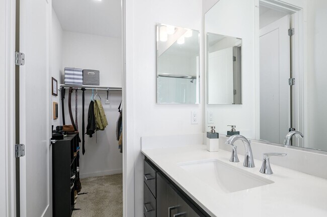 Building Photo - Fully Furnished & Move-In Ready in Midtown...