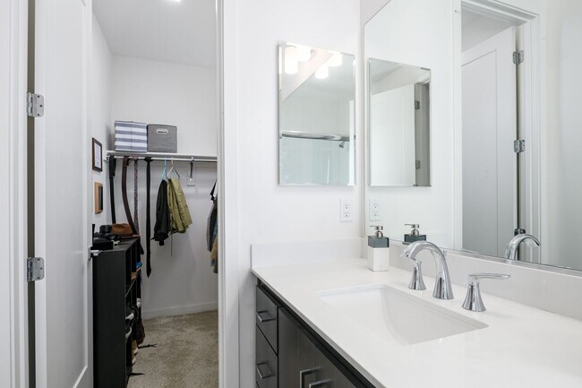 Building Photo - Fully Furnished & Move-In Ready in Midtown | Stylish & Modern Home for Rent