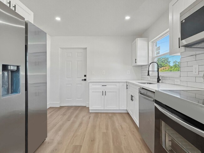 Building Photo - Spacious and Updated Home in Tampa! Move-in Ready | 2bed-1bath