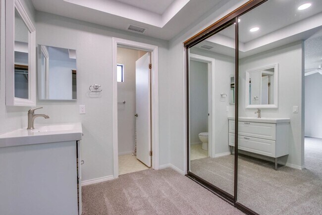 Building Photo - 4 bedroom home in amazing La Costa Community!