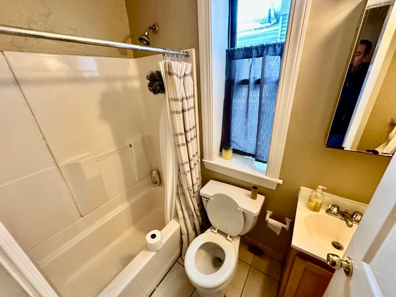 Building Photo - 17 Highgate St