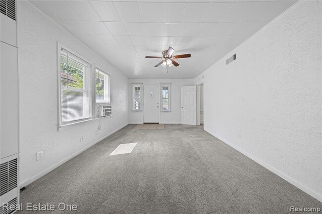 Building Photo - 842 E 10 Mile Rd