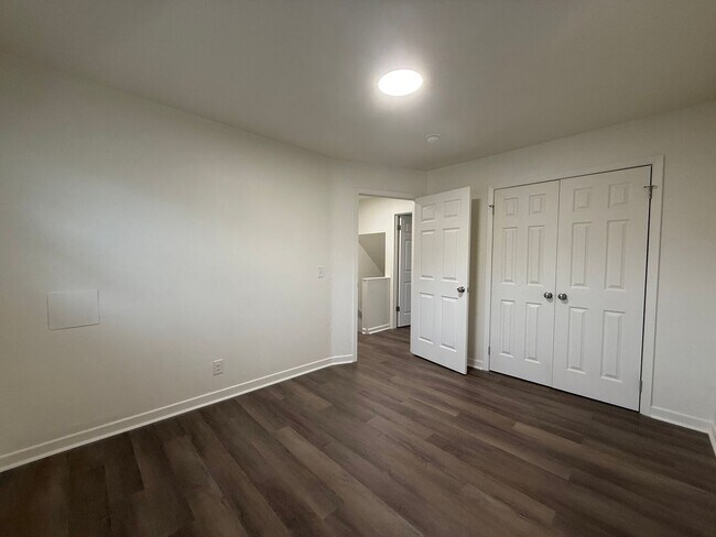 Building Photo - 2 Bedroom 1.5 Bath Apartment located in Jo...